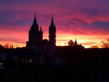 im Sonnenuntergang Naumburger Dom nur 500m Fußweg von der Ferienwohnung  entfernt
